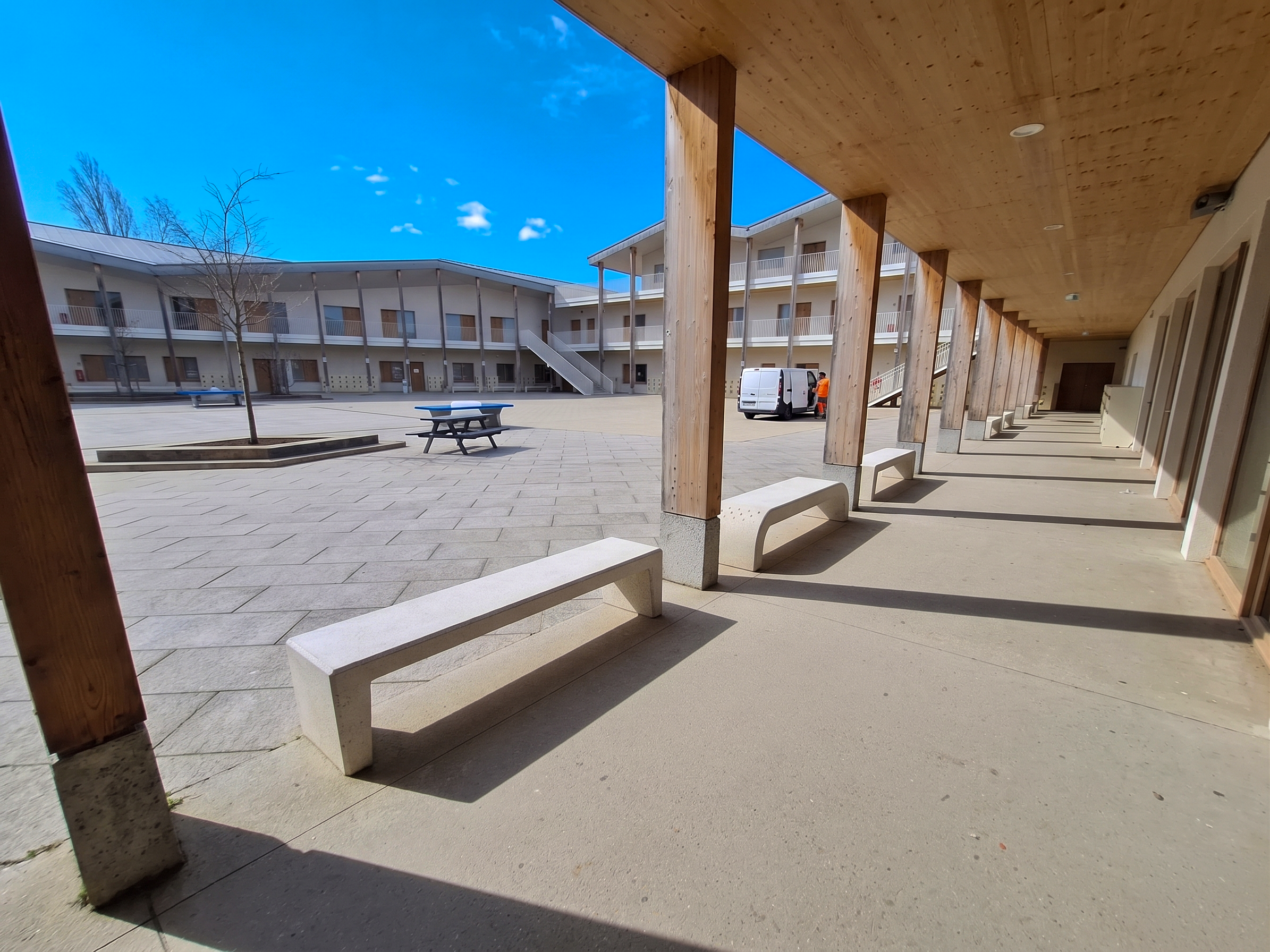 Installation de bancs en béton - Saint Donat sur l'Herbasse