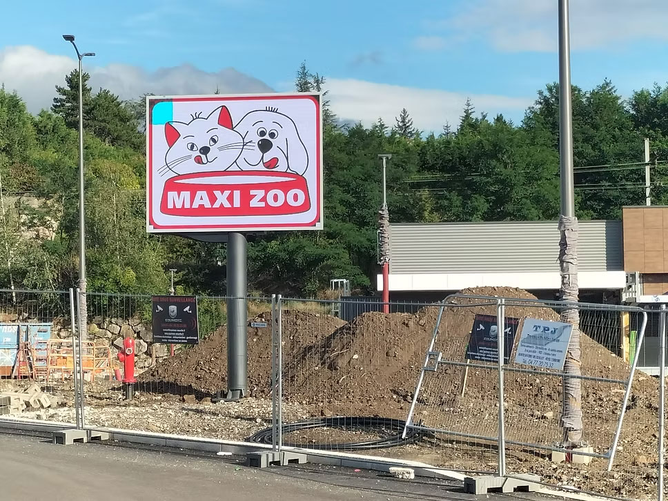 Installation d'un panneau LED pour l'enseigne MaxiZoo, St-Chamond