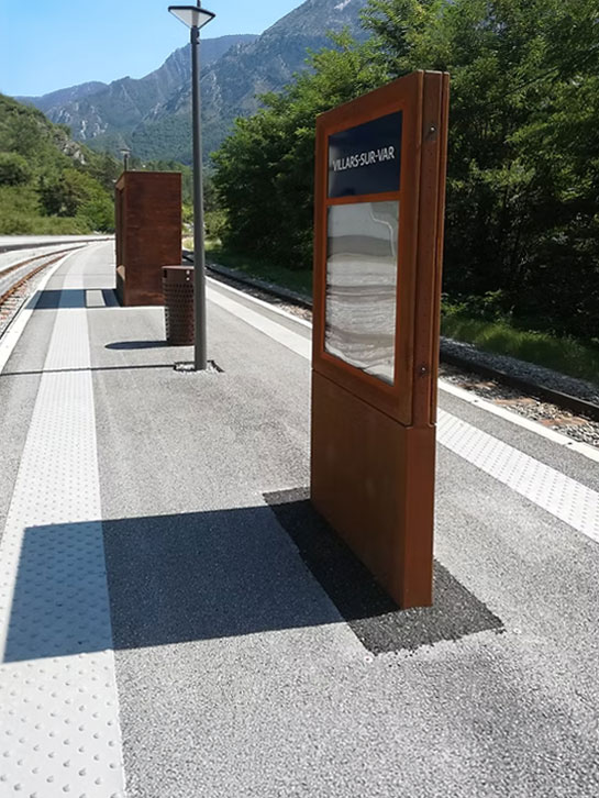 Installation de mobilier et d'abris voyageurs- Train des Pignes